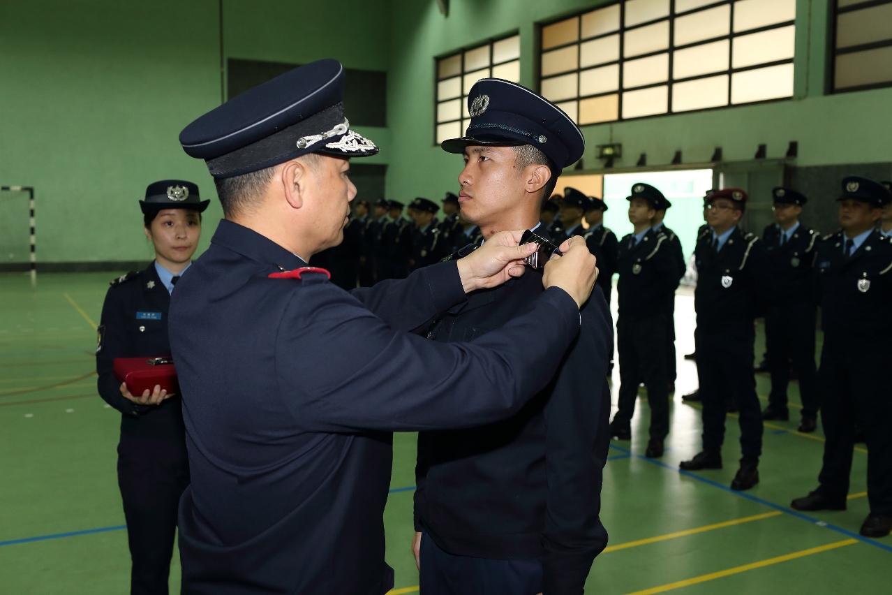 梁文昌局長為獲晉升的首席警員戴上新肩章