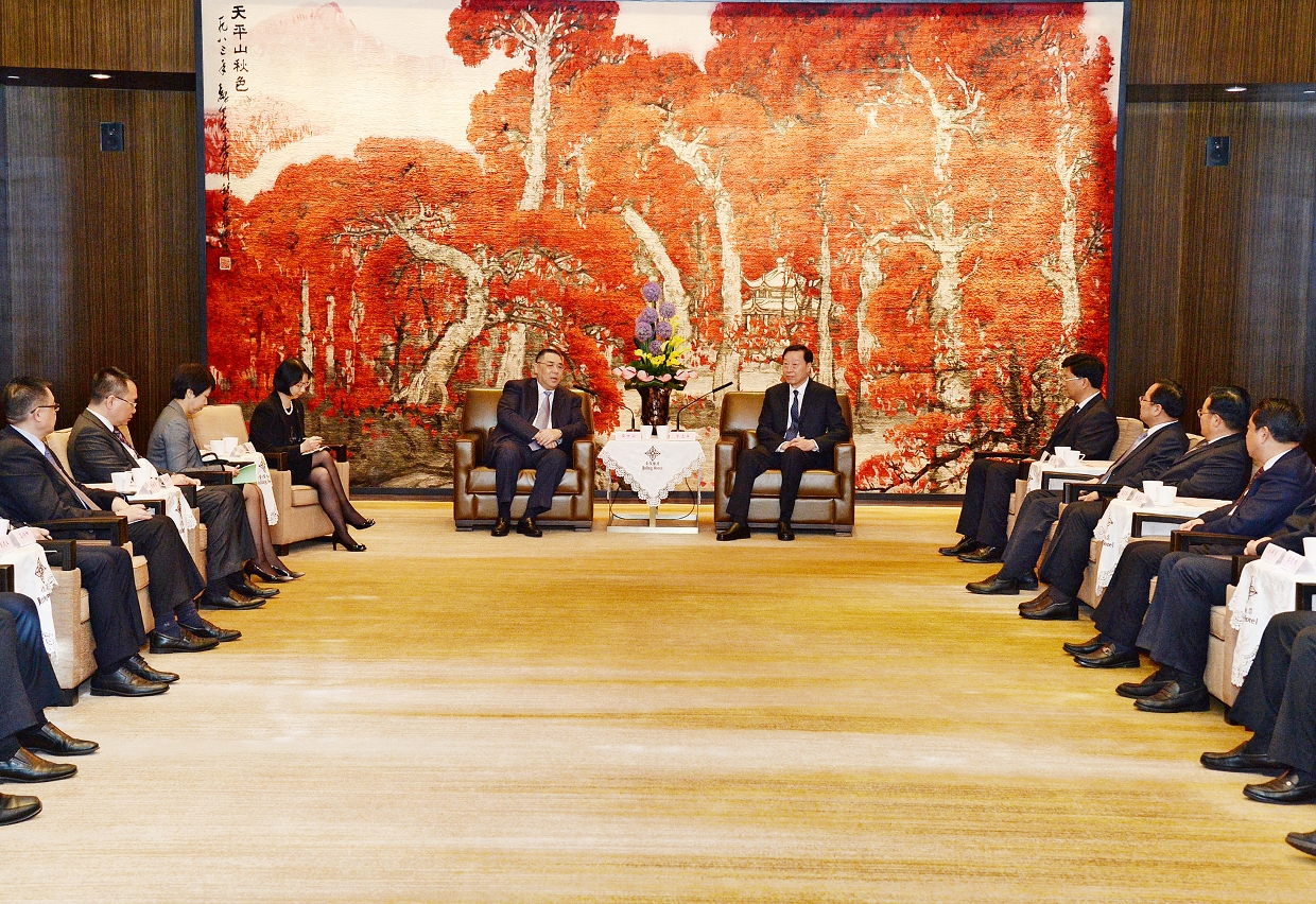 Chief Executive, Mr Chui Sai On, meets with the Secretary of the CPC Jiangsu  Provincial Committee, Mr Luo Zhijun.