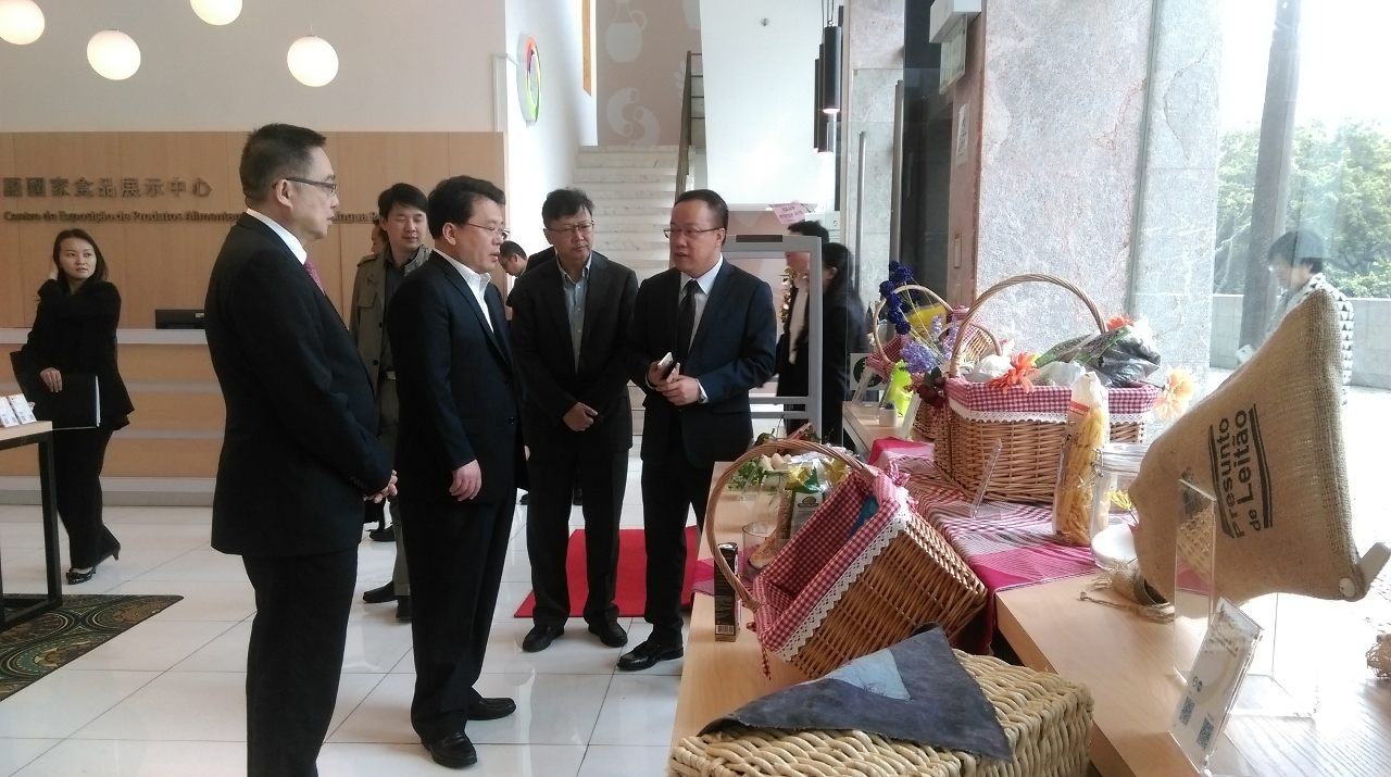 O Vice-Governador da Província de Yunnan, Liu Huiyan, e outros membros da delegação visitaram o Centro de Exposição dos Produtos Alimentares dos Países de Língua Portuguesa