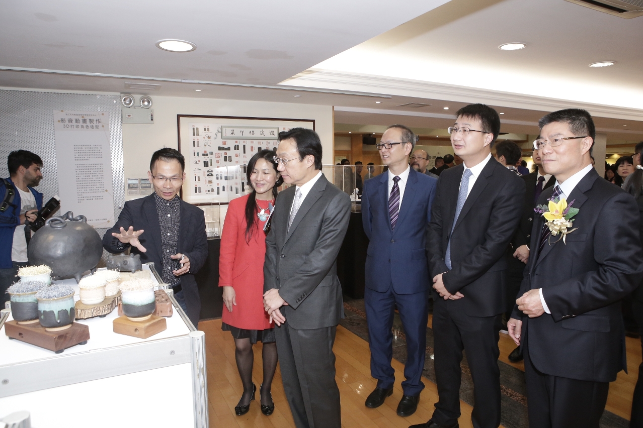 嘉賓參觀“澳門文化創意人才寶庫” 文創作品展
