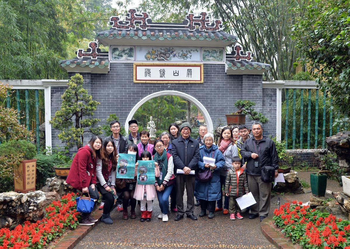 鄧景濱教授與活動參加者合影
