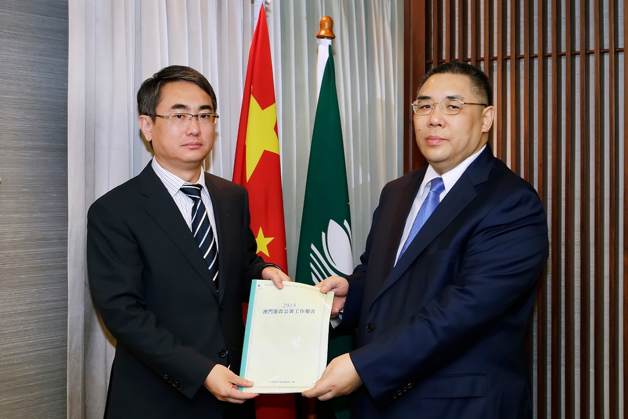 The Commissioner Against Corruption, Cheong Weng Chon, submitting the 2015 Annual Report of the CCAC of Macao to the Chief Executive, Chui Sai On.