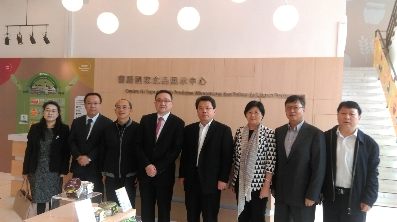 Fotografia de Grupo do Presidente do IPIM, Dr. Jackson Chang, com os delegados governamentais da Província de Yunnan