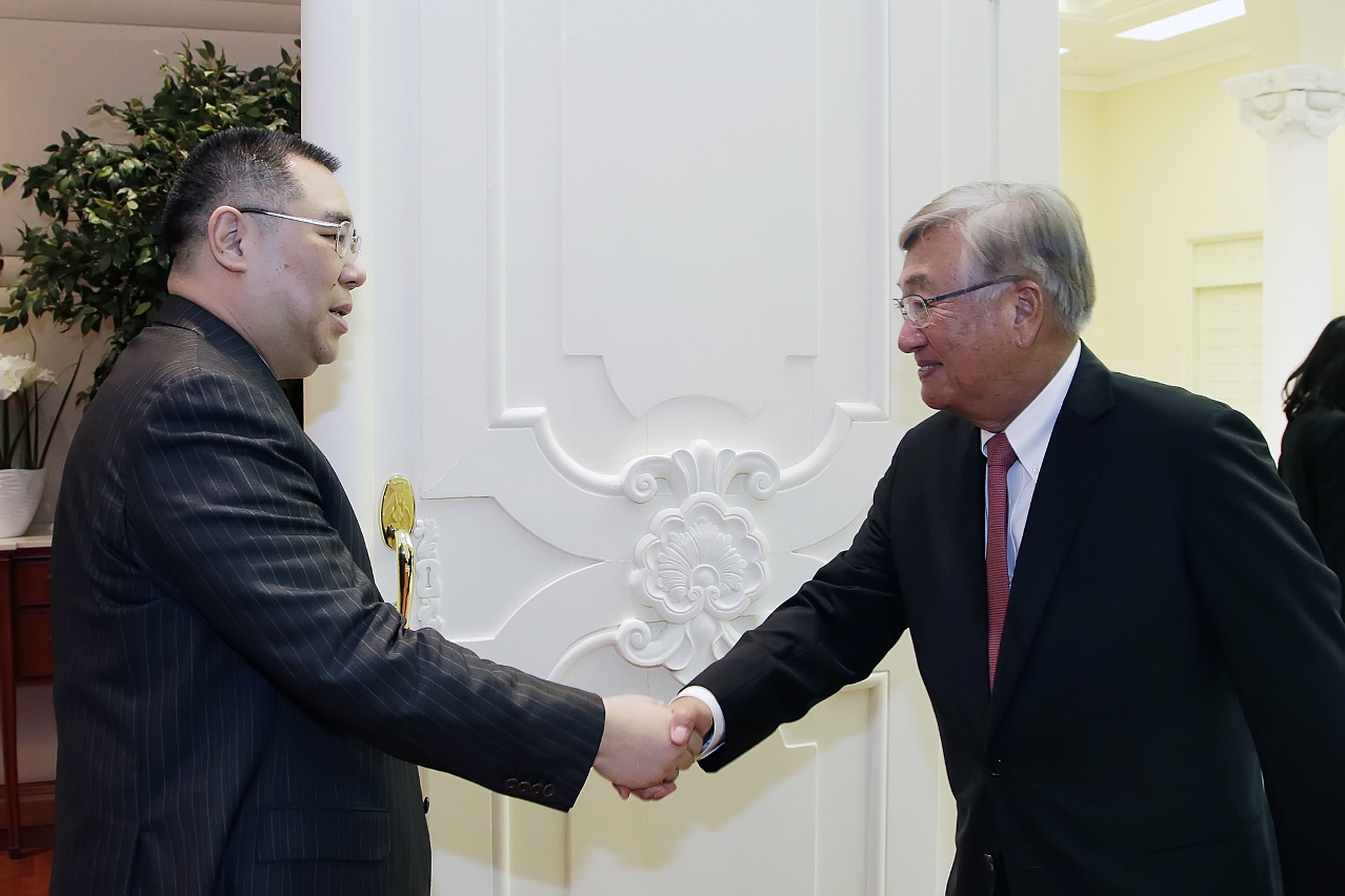 Chief Executive, Mr Chui Sai On, meets with the Regional Director for the Western Pacific of the World Health Organization, Dr Shin Young-soo, at the Government Headquarters.