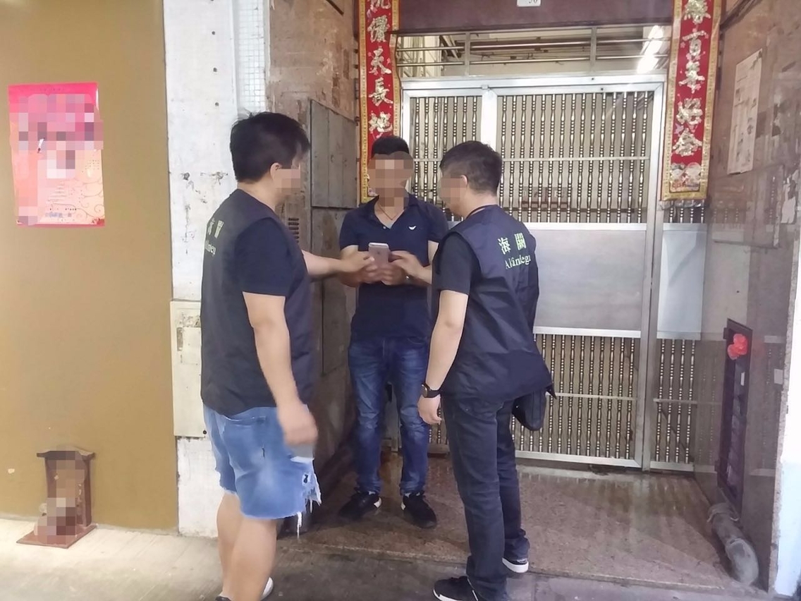 海關關員截查嫌犯