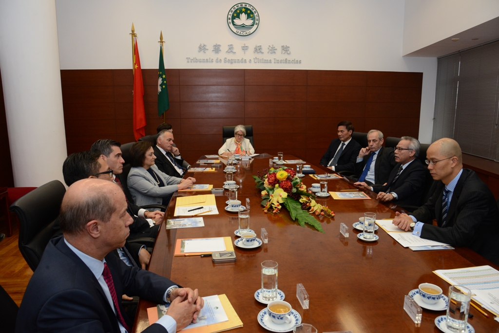 No encontro, o Dr. Sam Hou Fai fez uma apresentação aos convidados sobre o aperfeiçoamento e desenvolvimento do sistema judicial da R.A.E.M. após o Retorno de Macau à Pátria