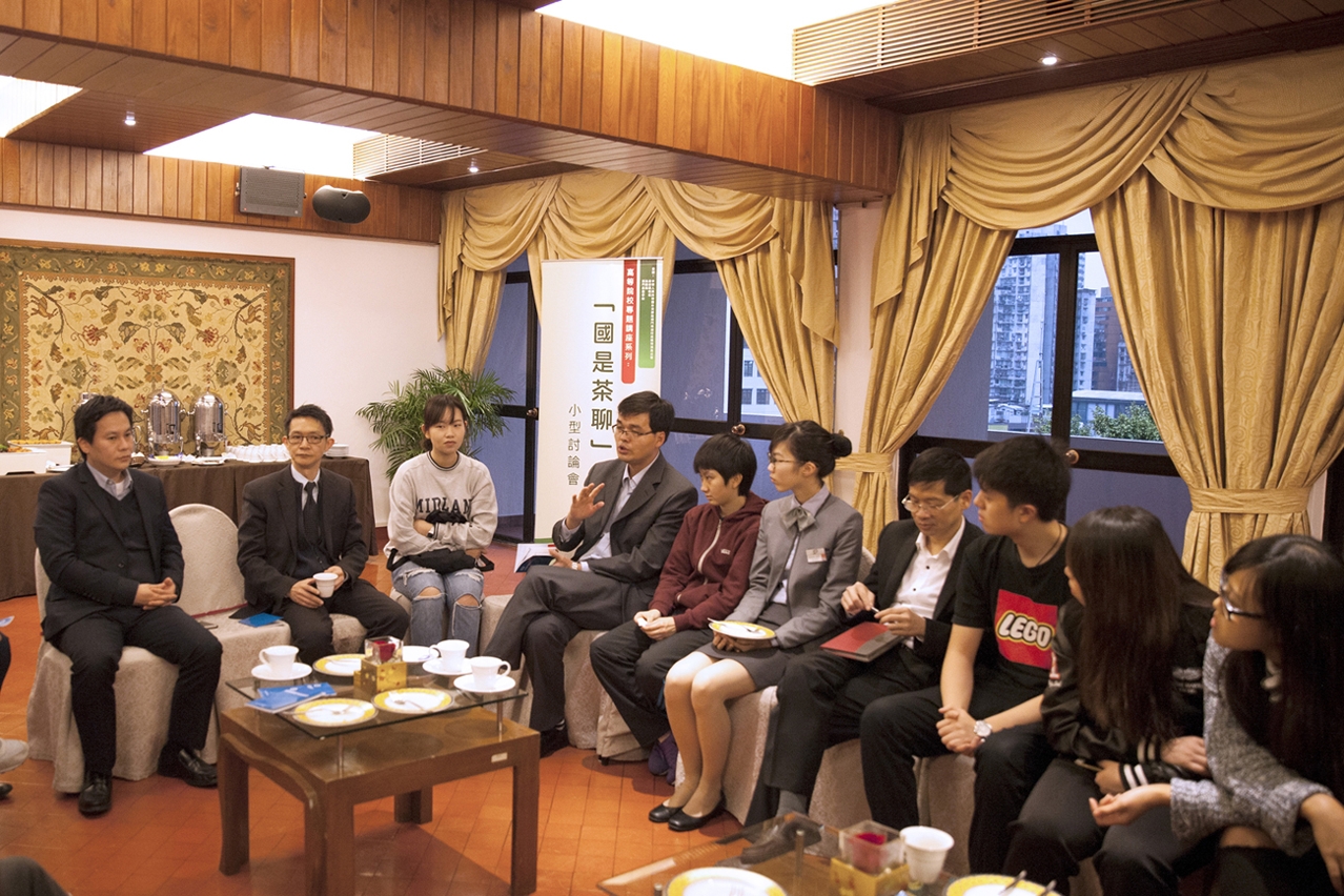 Speakers and students exchanged their opinions in the discussion forum held at IFT on 29 March 2016.