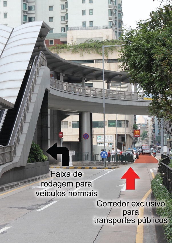 Durante a execução do corredor exclusivo, os veículos devem virar na intersecção da passagem superior de peões na Rua do Almirante Sérgio para entrar na Rua do Dr. Lourenço Pereira Marques.