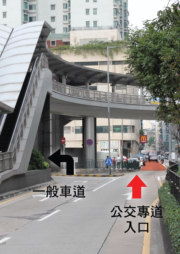 專道實施期間，一般車輛須在河邊新街行人天橋的路口轉入比厘喇馬忌士街行駛