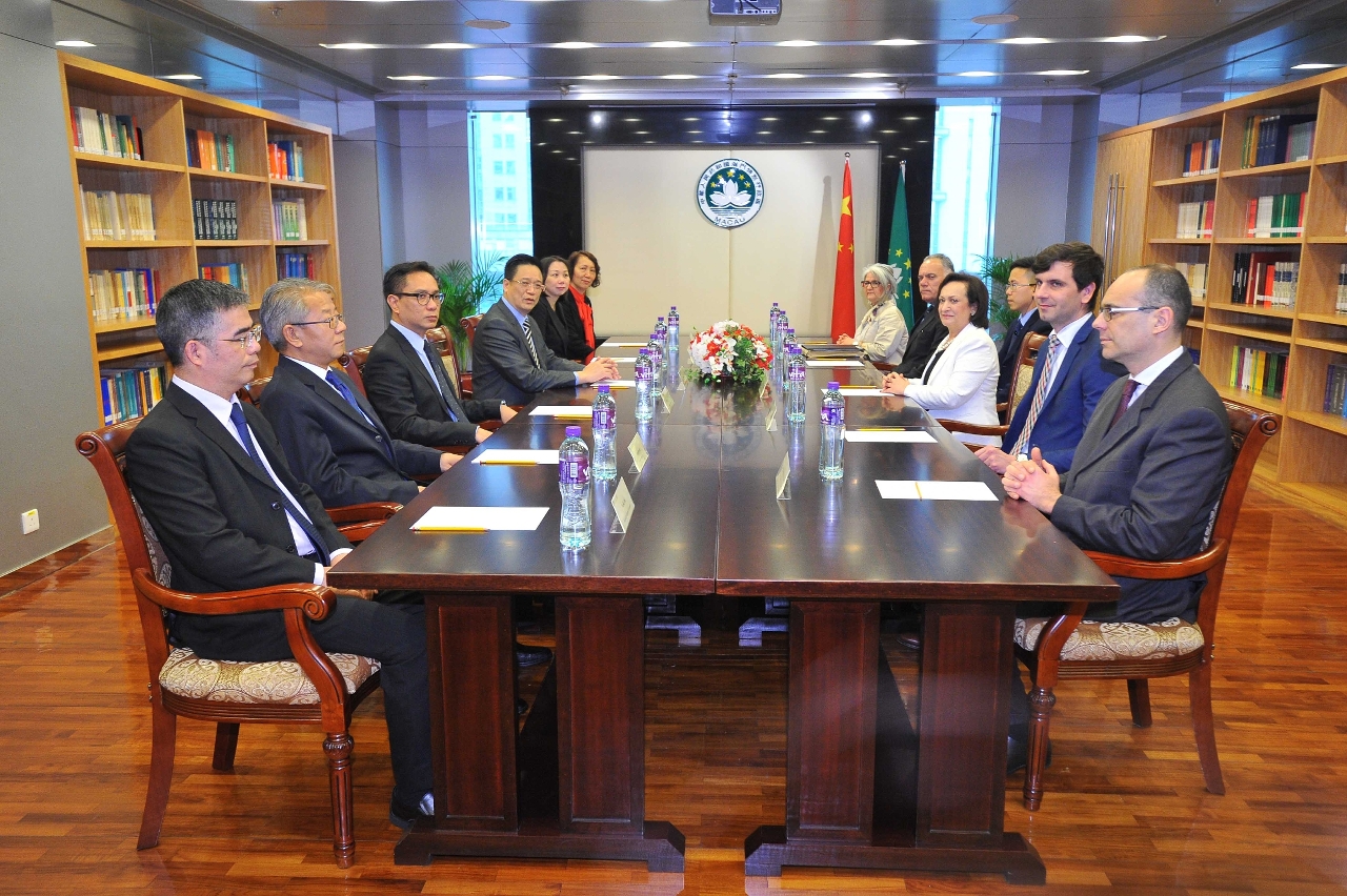 Encontro entre a Comitiva do Ministério Público da República Portuguesa e o Procurador, Dr. Ip Son Sang com os representantes do Ministério Público da RAEM