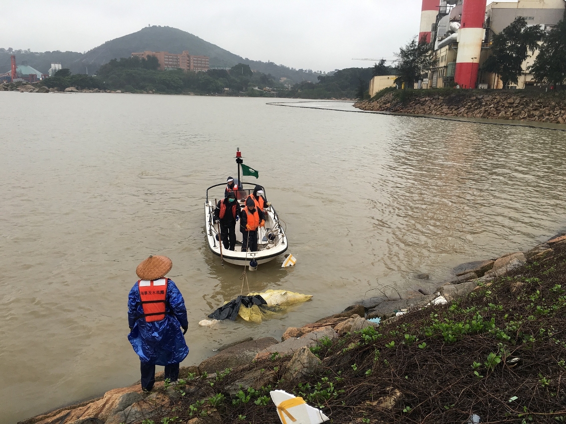 海事及水務局派船將海豚屍至拖至碼頭