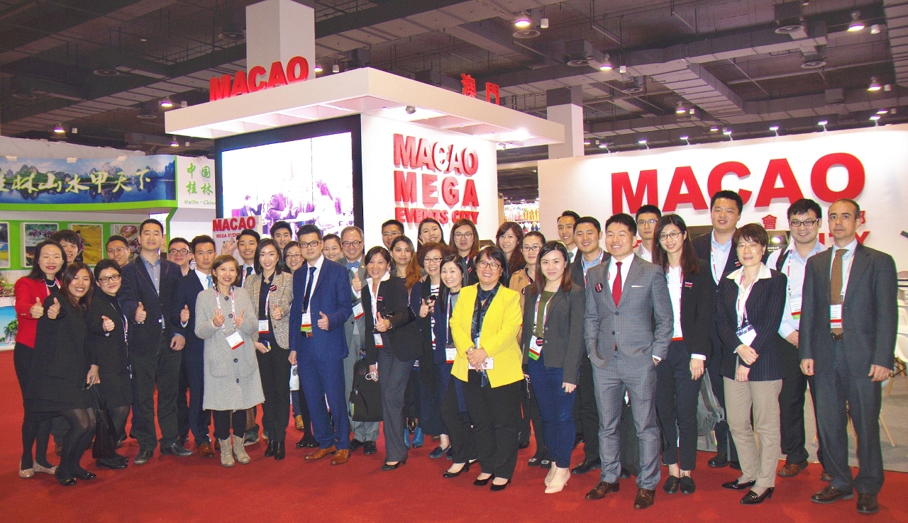 Os representantes do IPIM e dos sectores de convenções , exposições e  turismo de Macau em frente do “Pavilhão de Macau”, instalado no recinto do IT& CM China 2016