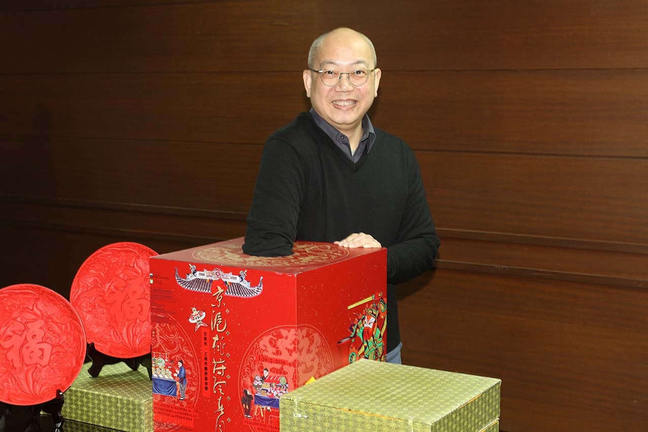 文化局視覺藝術發展處處長余永鴻抽出六位幸運兒