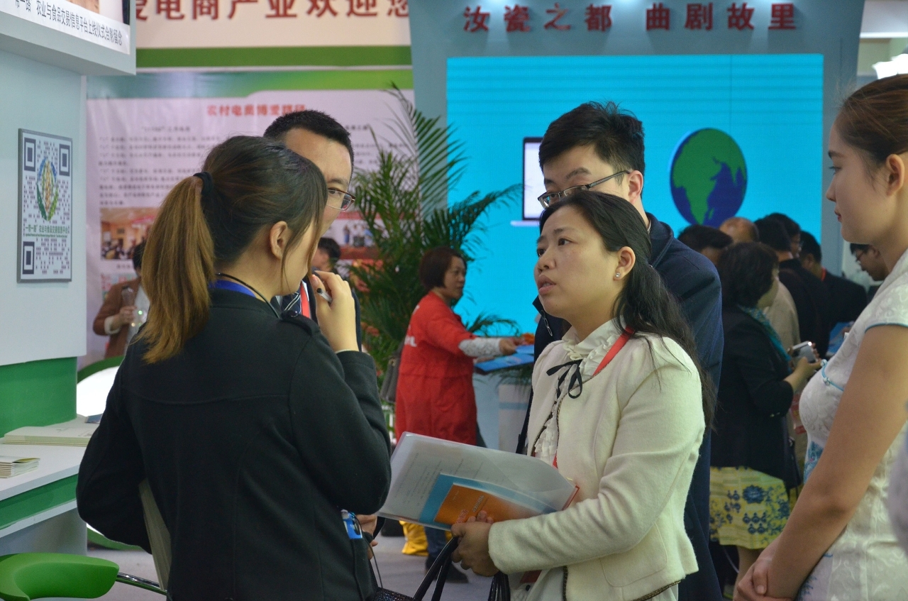 IPIM representatives discuss business with exhibitors