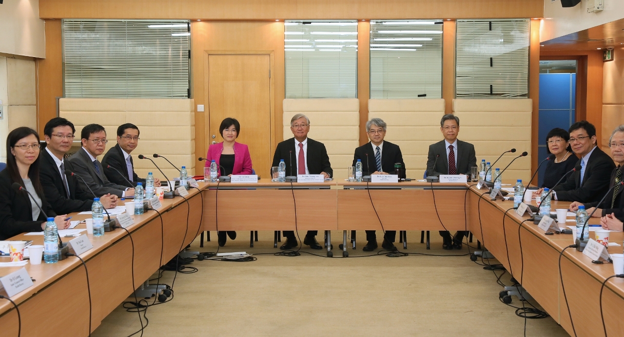 Professionals from the Health Bureau, Kiang Wu Hospital and University Hospital in a meeting with Dr Shin Young-soo.