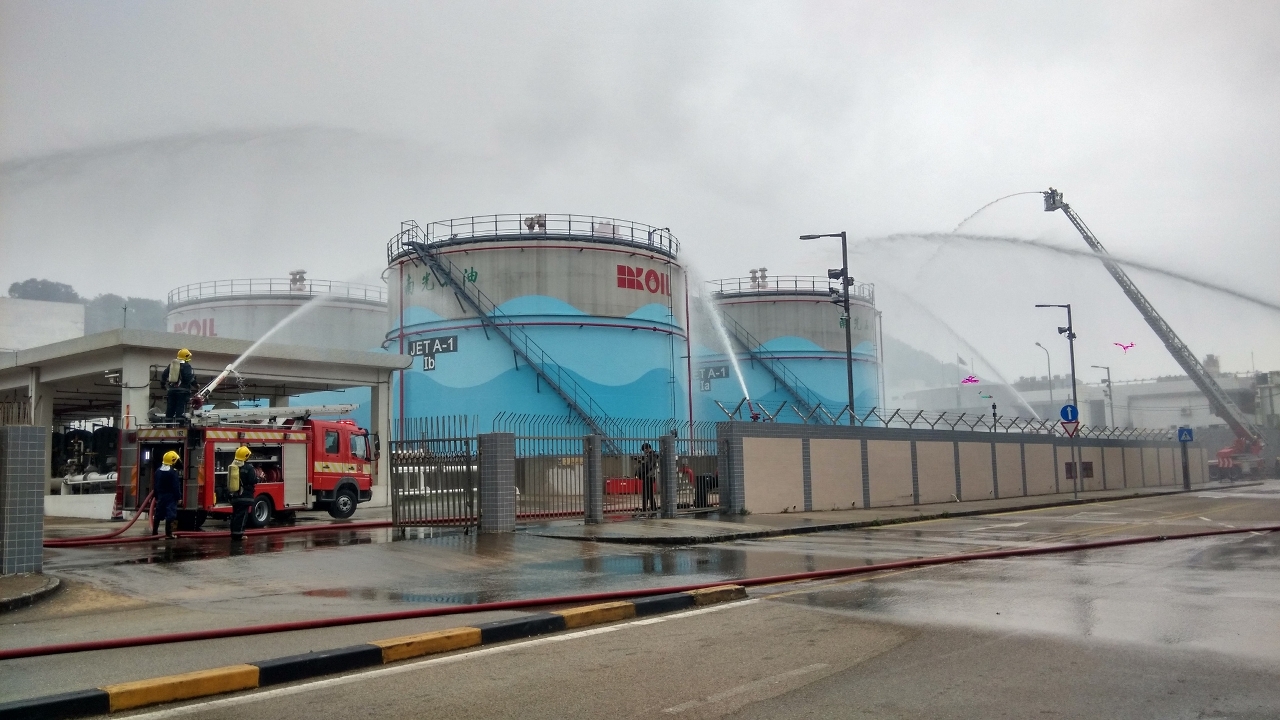 The “Fuel Farm Exercise 2016” of Macau International Airport was carried out on 07 April 2016 simulating a fire in the fuel farm. All entities involved cooperated closely with each other in resolving the crisis.