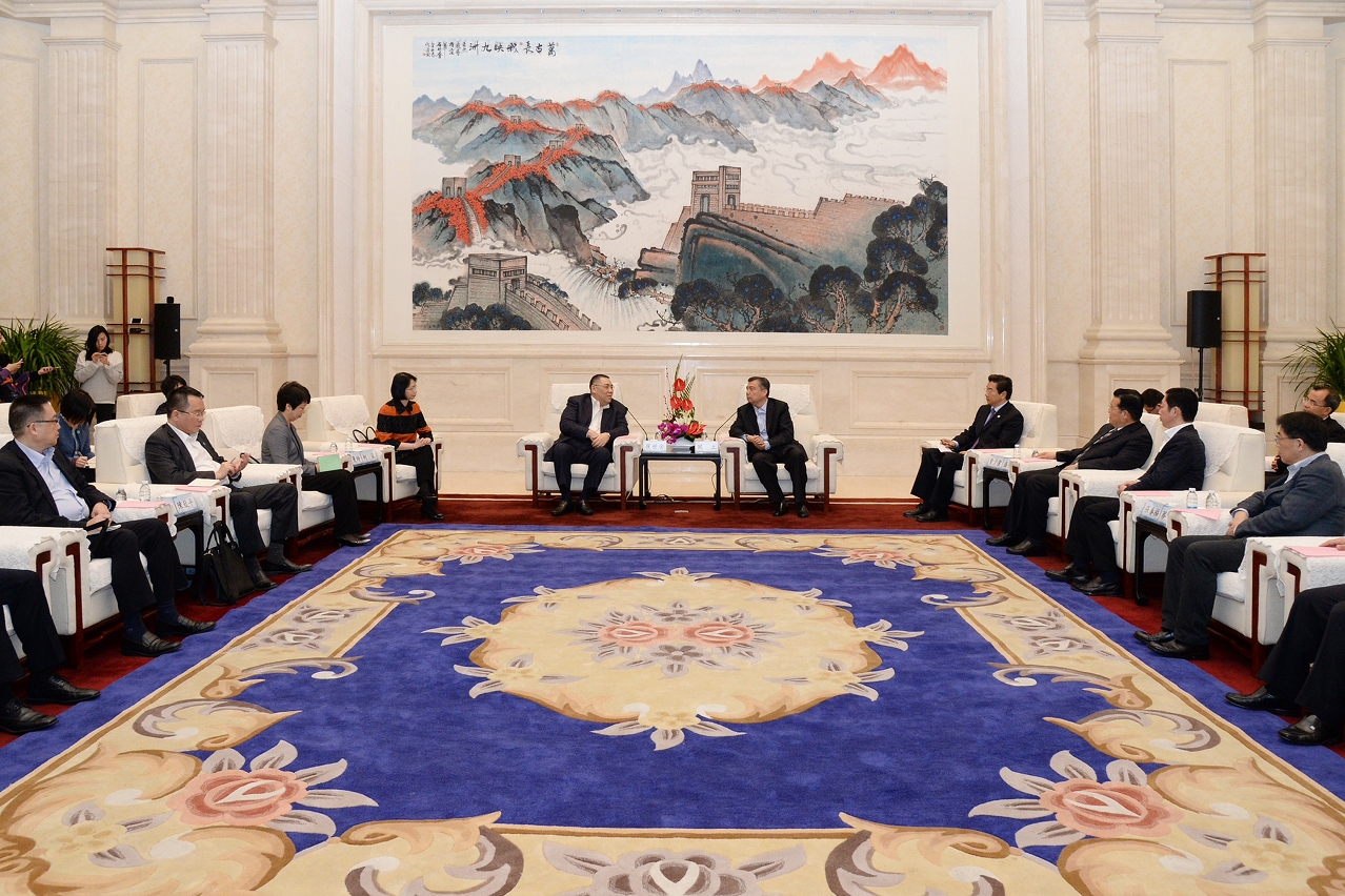 Chief Executive, Mr Chui Sai On, meets with the Secretary of Changzhou CPC Municipal Committee, Mr Yan Li, in Jiangsu Province.