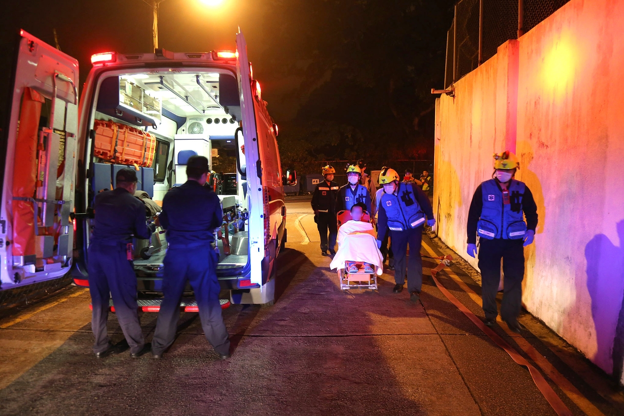 Simulação de jovens internados transportados pela ambulância para o hospital
