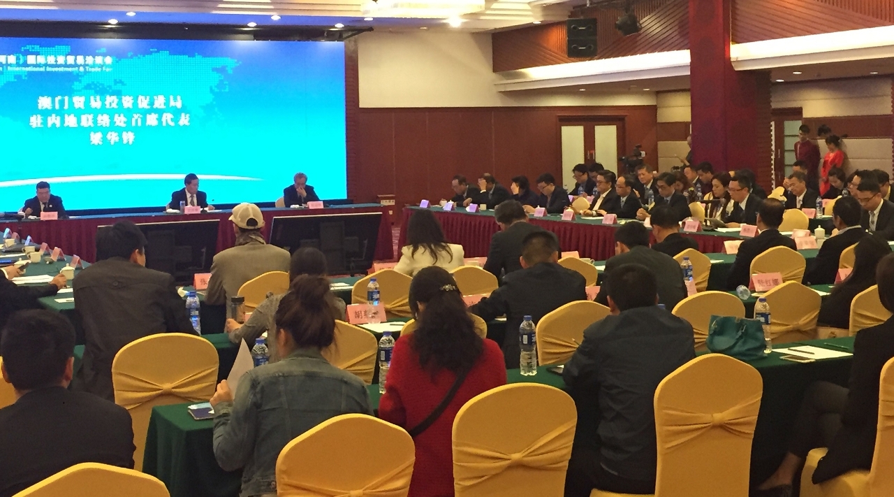 IPIM representative highlights the advantages of Macao as a commercial and trade co-operation service platform between China and Portuguese-speaking countries during the presentation  in Henan