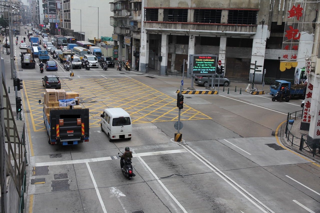 新馬路路口整治後已由3線擴闊至5線行車