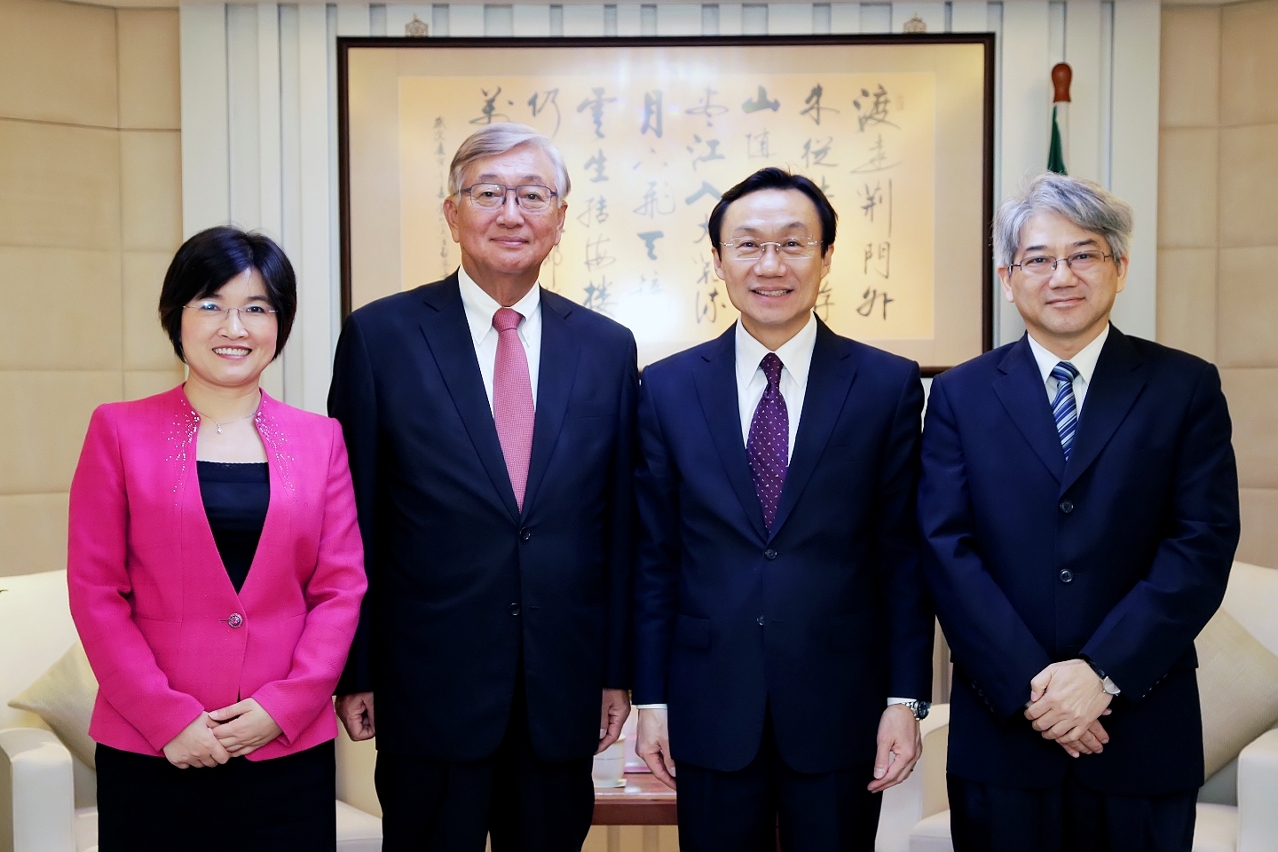 Secretary for Social Affairs and Culture Tam Chon Weng (right centre) meets with WHO’s Dr Shin Young-soo (left centre) in Macao.