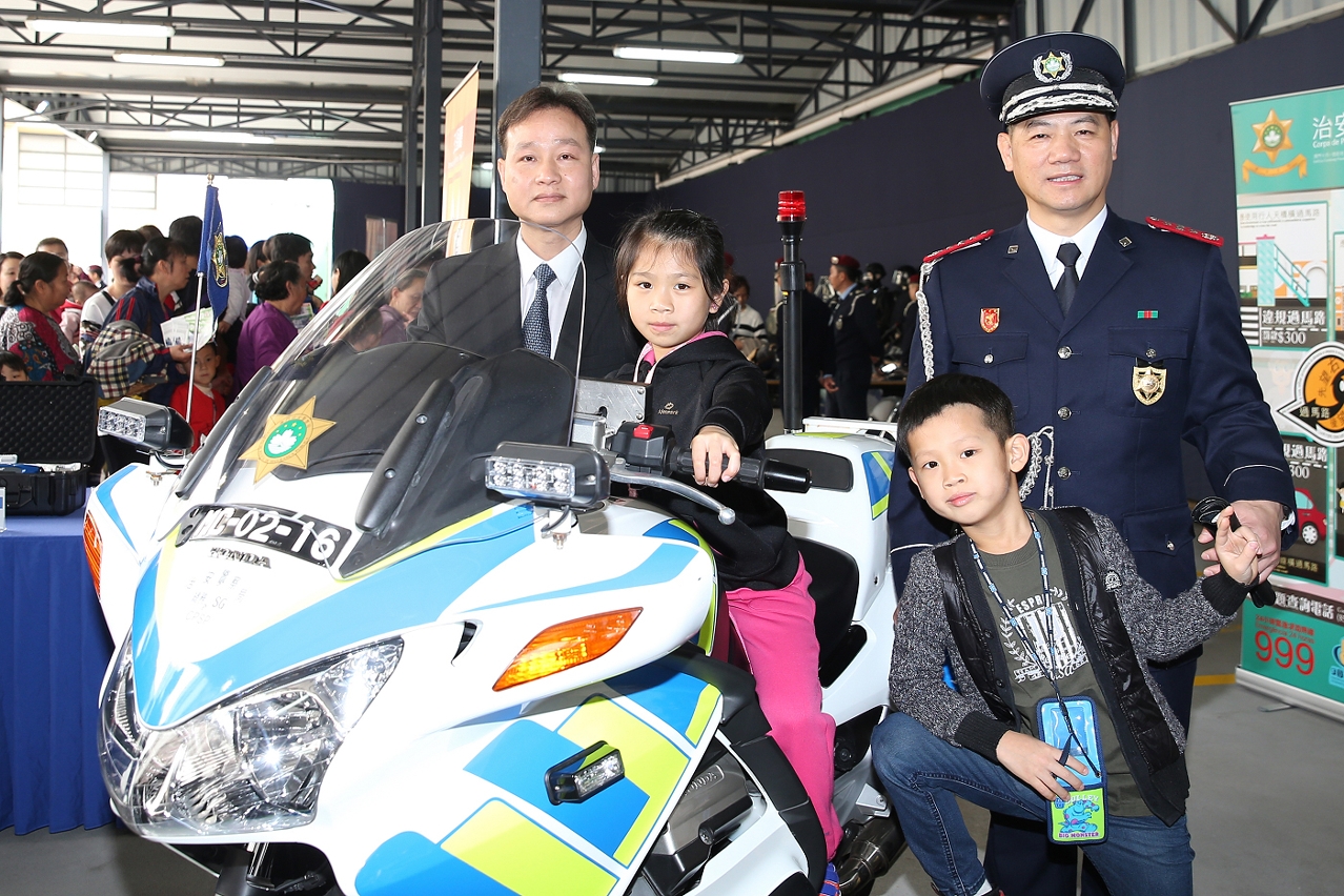 警察總局局長馬耀權、治安警察局局長梁文昌與市民合照