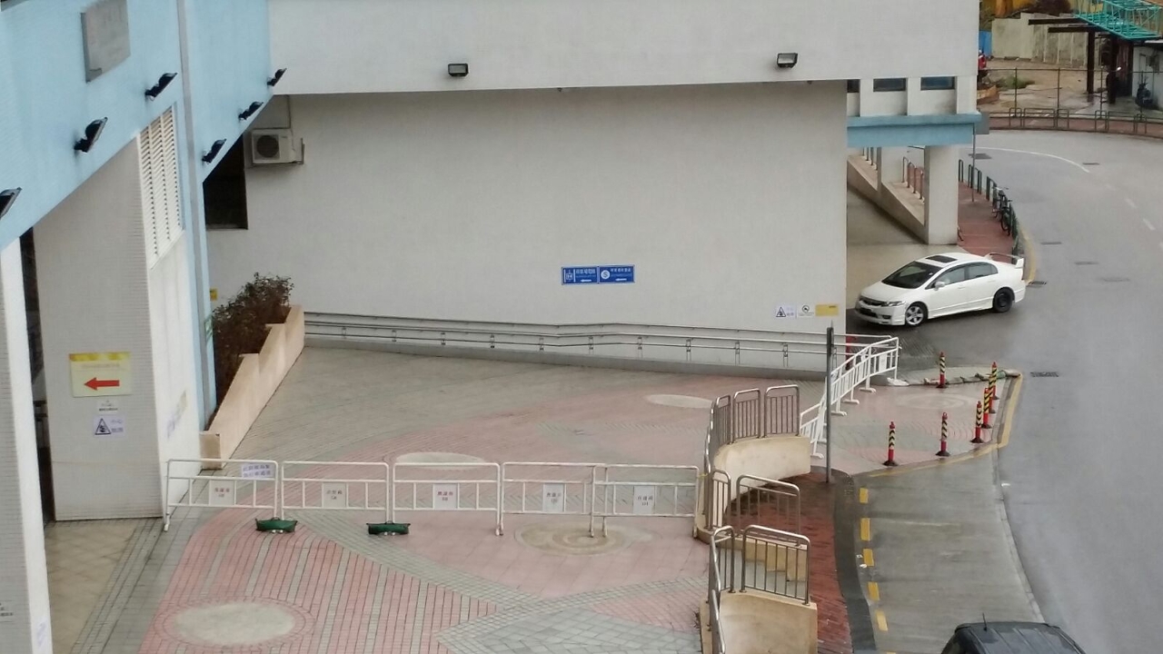 房屋局於湖畔大廈第五座對開緊急車輛通道架設圍欄