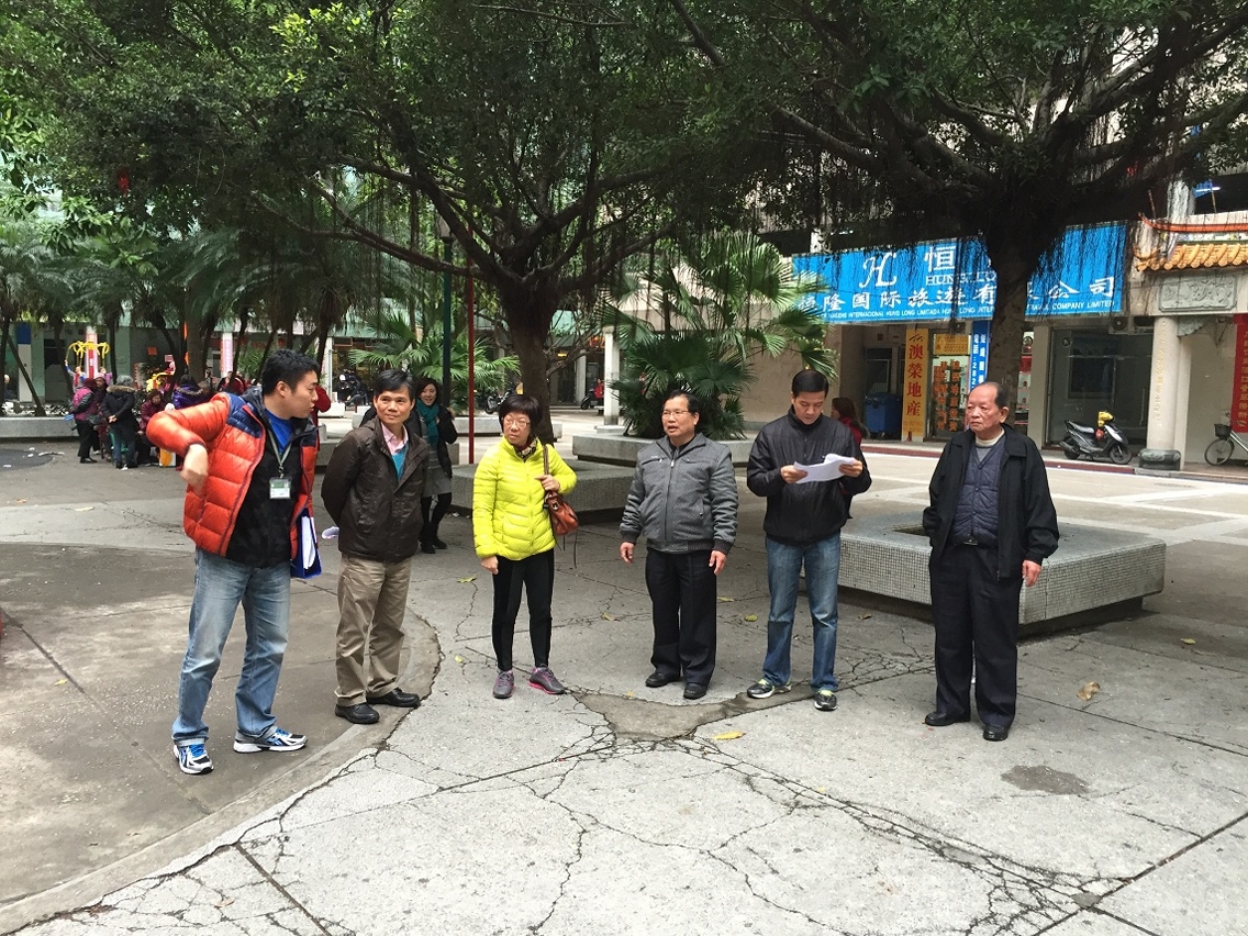 民署人員向坊會代表現場講解施工安排