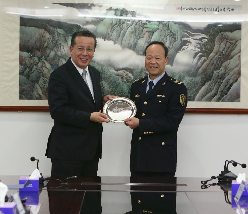 向珠檢局致送紀念品