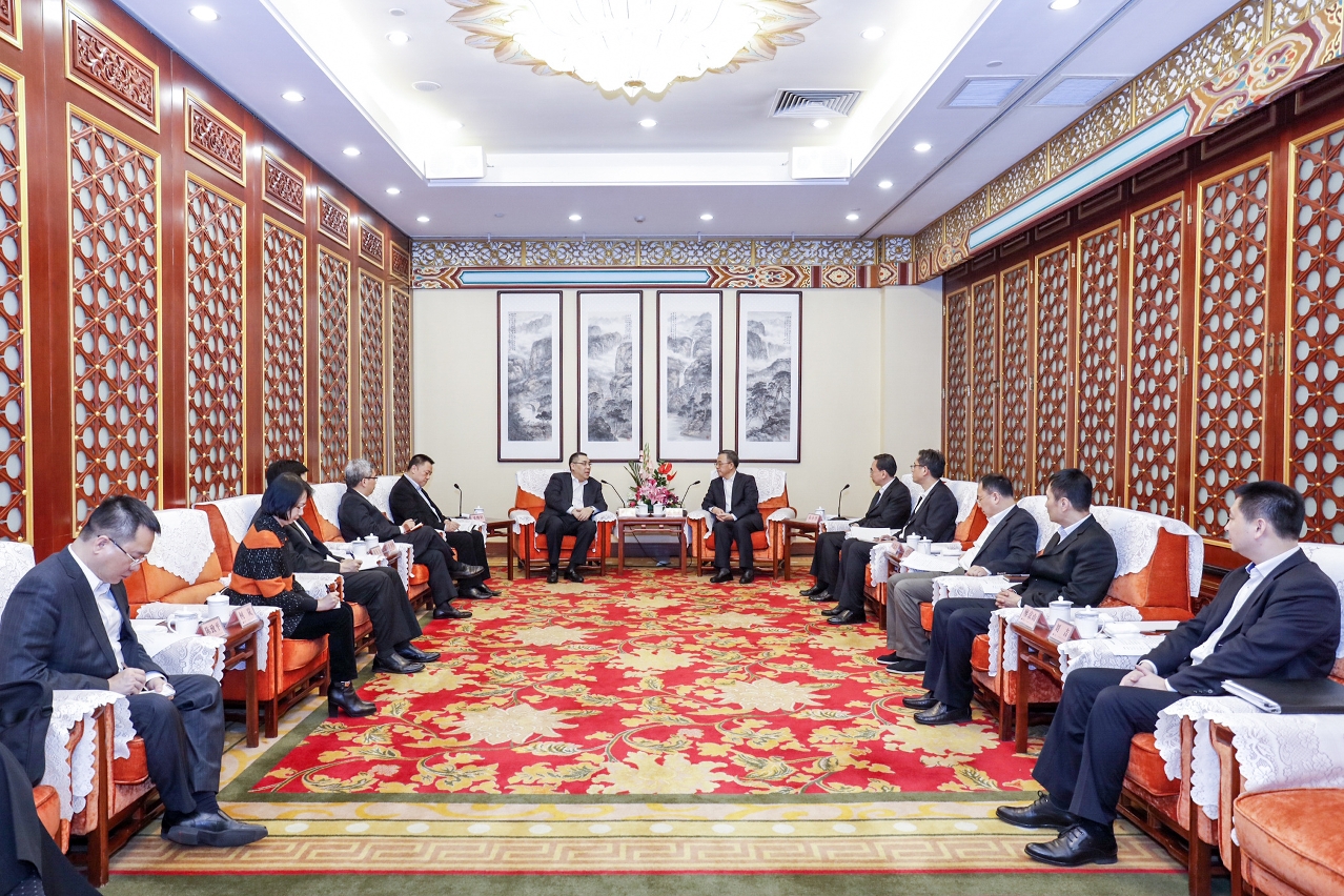 During his visit in Beijing, Chief Executive Mr Chui Sai On meets with Secretary of Guangdong CPC Provincial Committee Mr Hu Chunhua and Governor of Guangdong Mr Zhu Xiaodan.