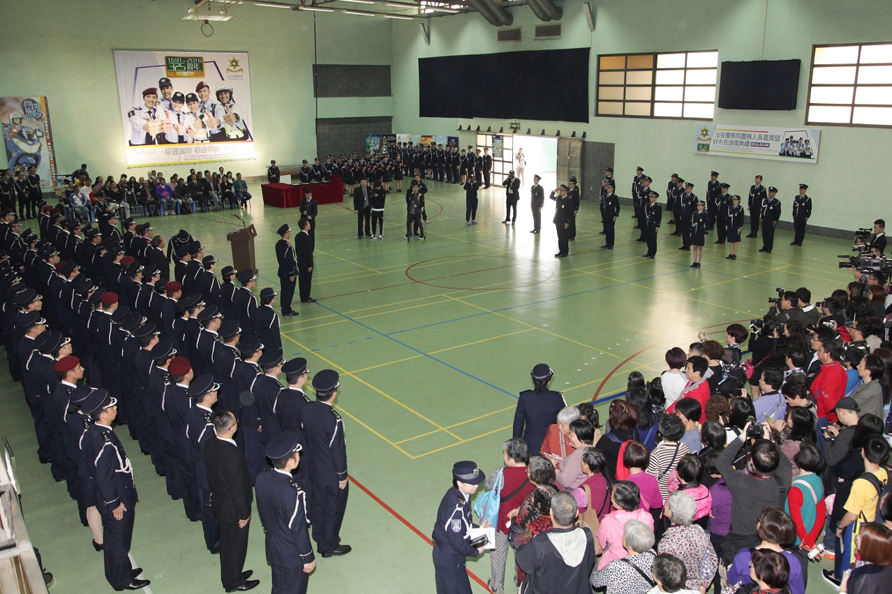 警察總局局長馬耀權擔任主禮嘉賓，在治安警察局梁文昌局長陪同下檢閱獲嘉奬人員隊伍