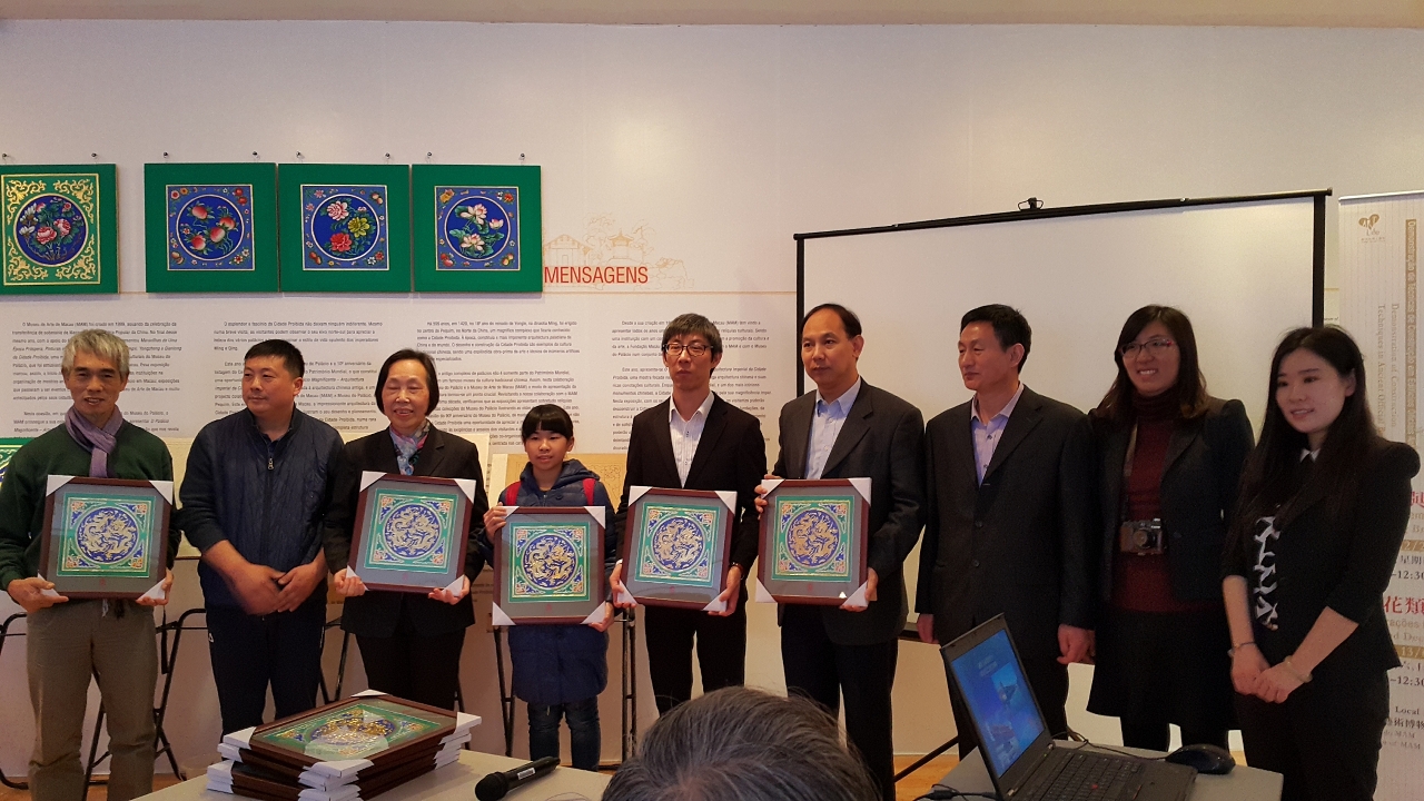 官式古建築營造技藝演示團專家與藝博館館長陳浩星及參加者合影