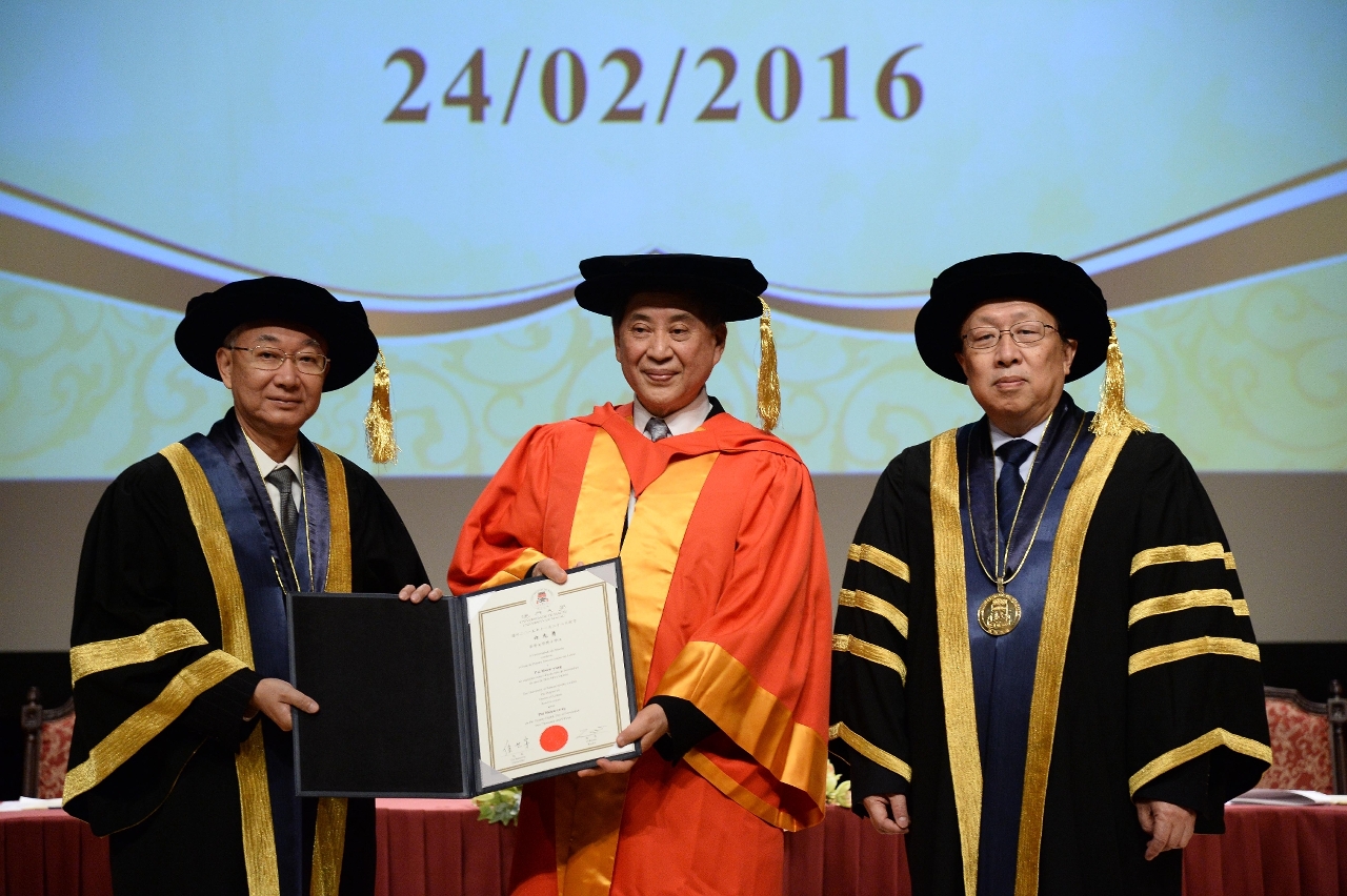 Lam Kam Seng and Wei Zhao present the Doctor of Letters honoris causa degree to Pai Hsien-yung