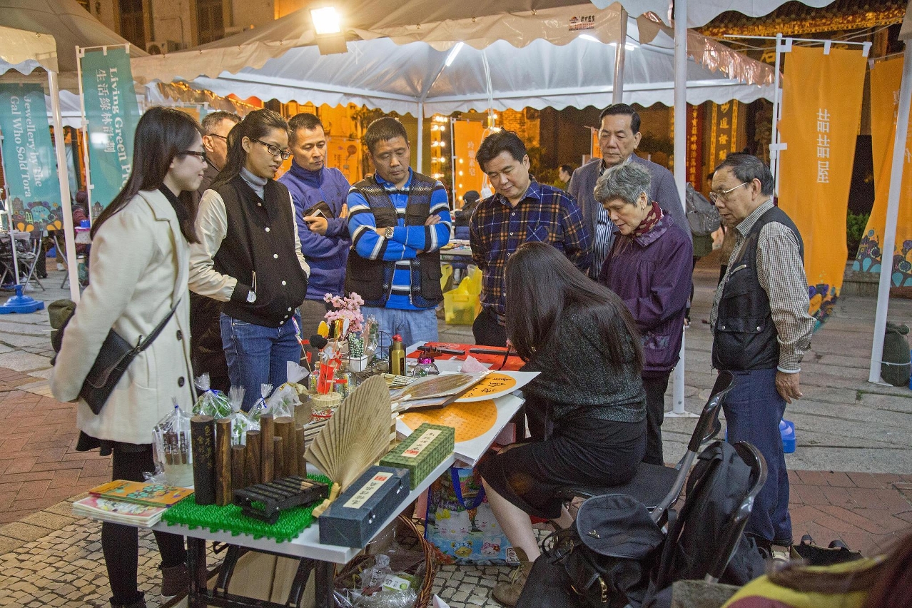 Different kinds of handicraft and accessories were on sale at the Art Fair @5 Outubro Street