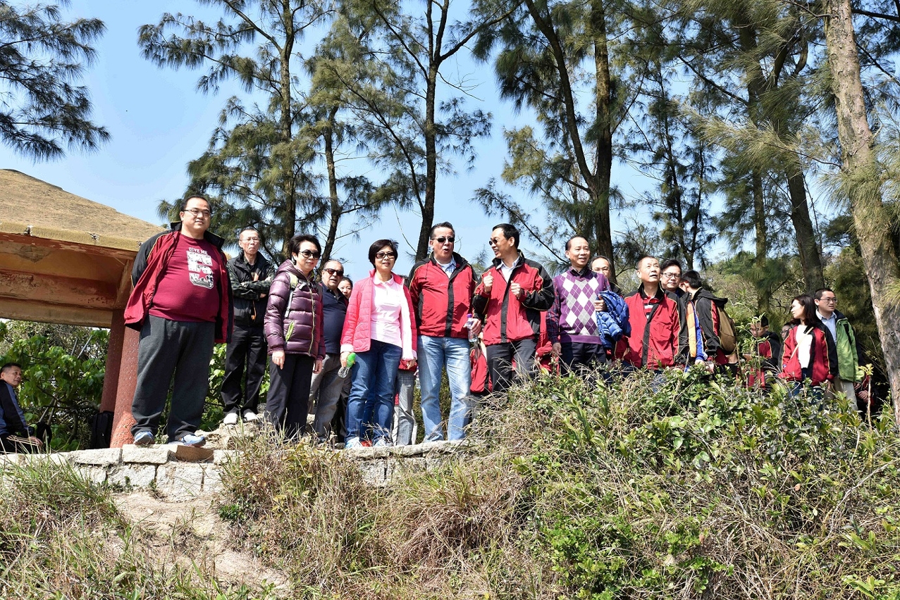 梁冠峰介紹沿途的生態環境及自然景觀