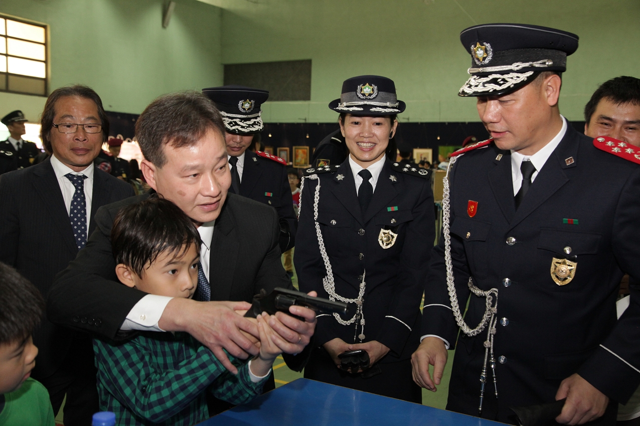 警察總局局長馬耀權與民同樂