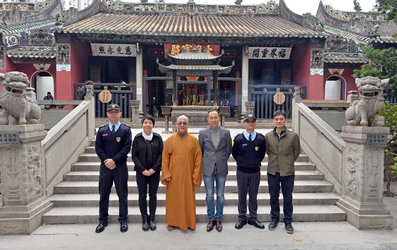 O Presidente do Instituto Cultural, Ung Vai Meng(3º à direita), o responsável do Templo de Kun Iam Tong, Sek Leong Ng (3º à esquerda), o representante do Corpo de Bombeiros, Chefe de Primeira Lam Chon Sang  (1º à esquerda) e o representante do Corpo de Polícia de Segurança Pública, Chefe Chang Kin Meng estiveram presentes na “Visita de promoção da segurança contra incêndios na Abertura da Tesouraria de Kun Iam”.