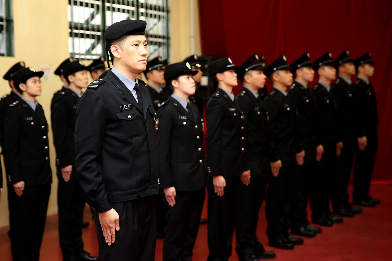 51名獄警學員由副警長帶領宣誓就職