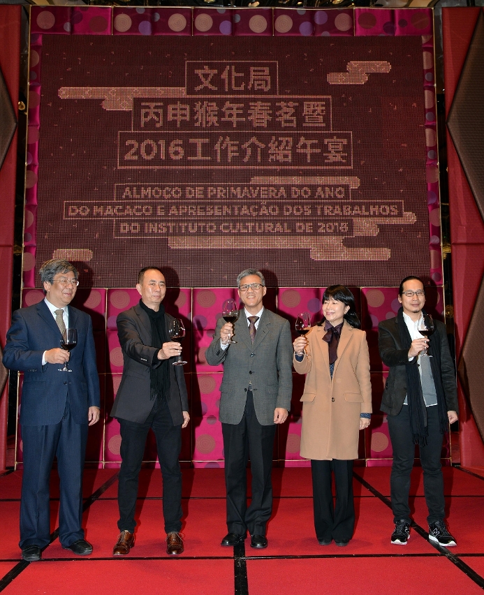 The Chief of Office of the Secretary for Social Affairs and Culture, Ip Peng Kin (in the middle) and advisor, Lam Wan Nei (on the second right side), the President of the Cultural Affairs Bureau, Ung Vai Meng (on the second left side) and the Vice-Presidents, Leung Hio Ming (on the first left side) and Chan Peng Fai (on the first right side) toasted on stage.