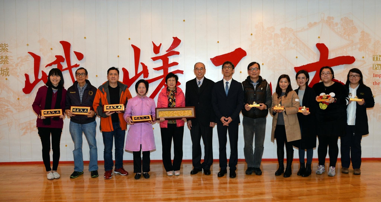 藝博館館長陳浩星、澳門日報常務副總編輯黎勝培與“太乙嵯峨”有奬問答遊戲領奬人士合影
