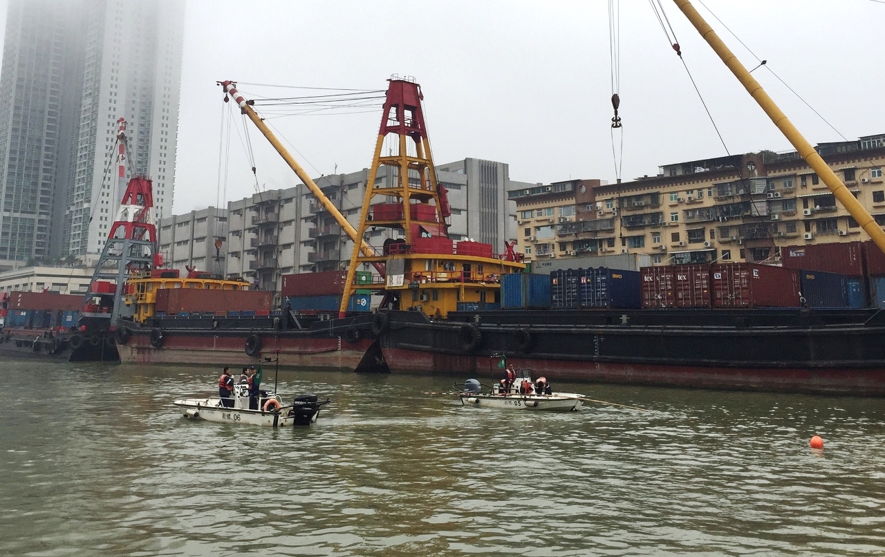內港有貨櫃墮海　海事局海關協助搜索