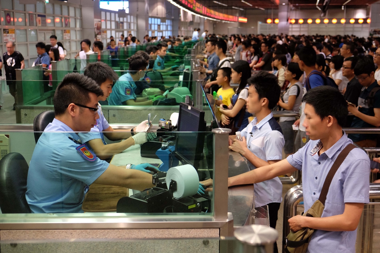 關閘邊境站適時增派警力加開驗證櫃檯