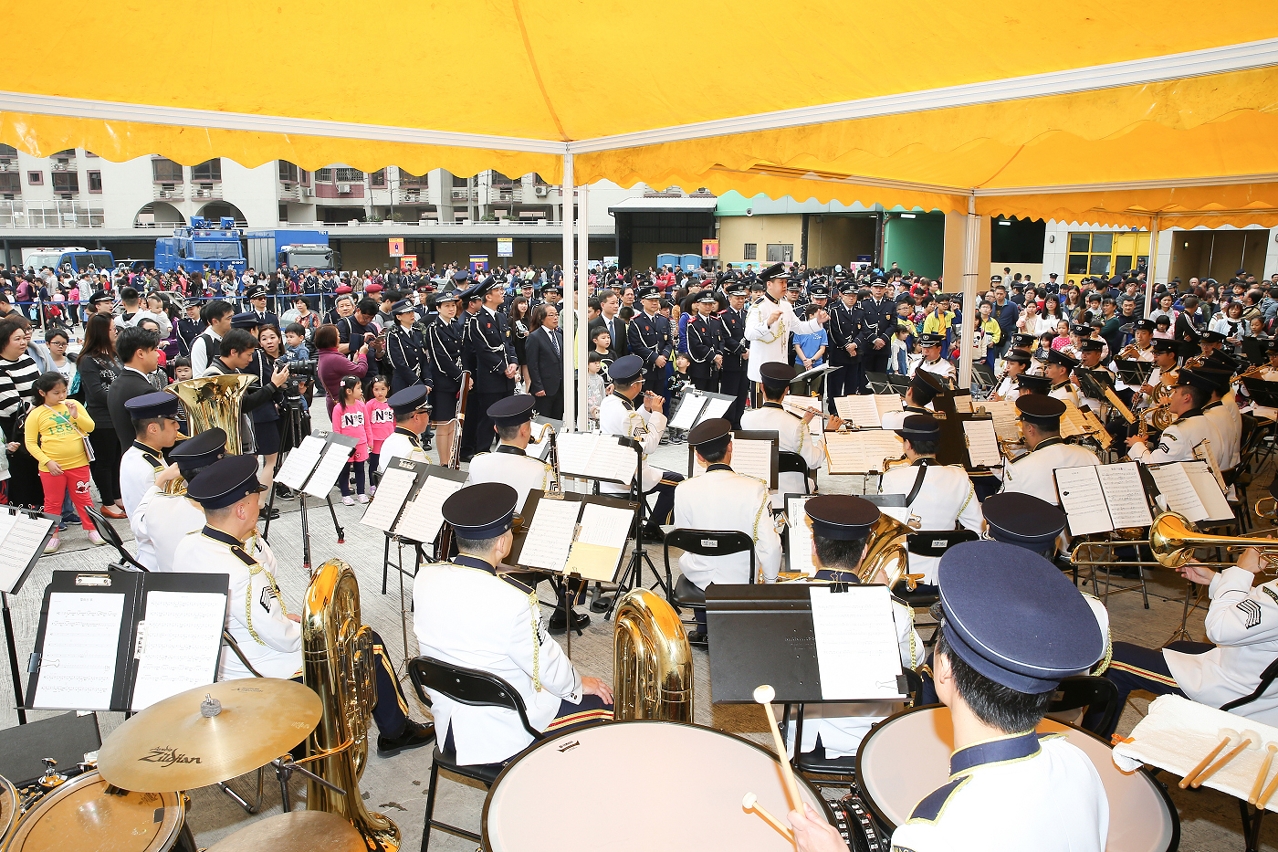 警察樂隊演奏多首樂曲