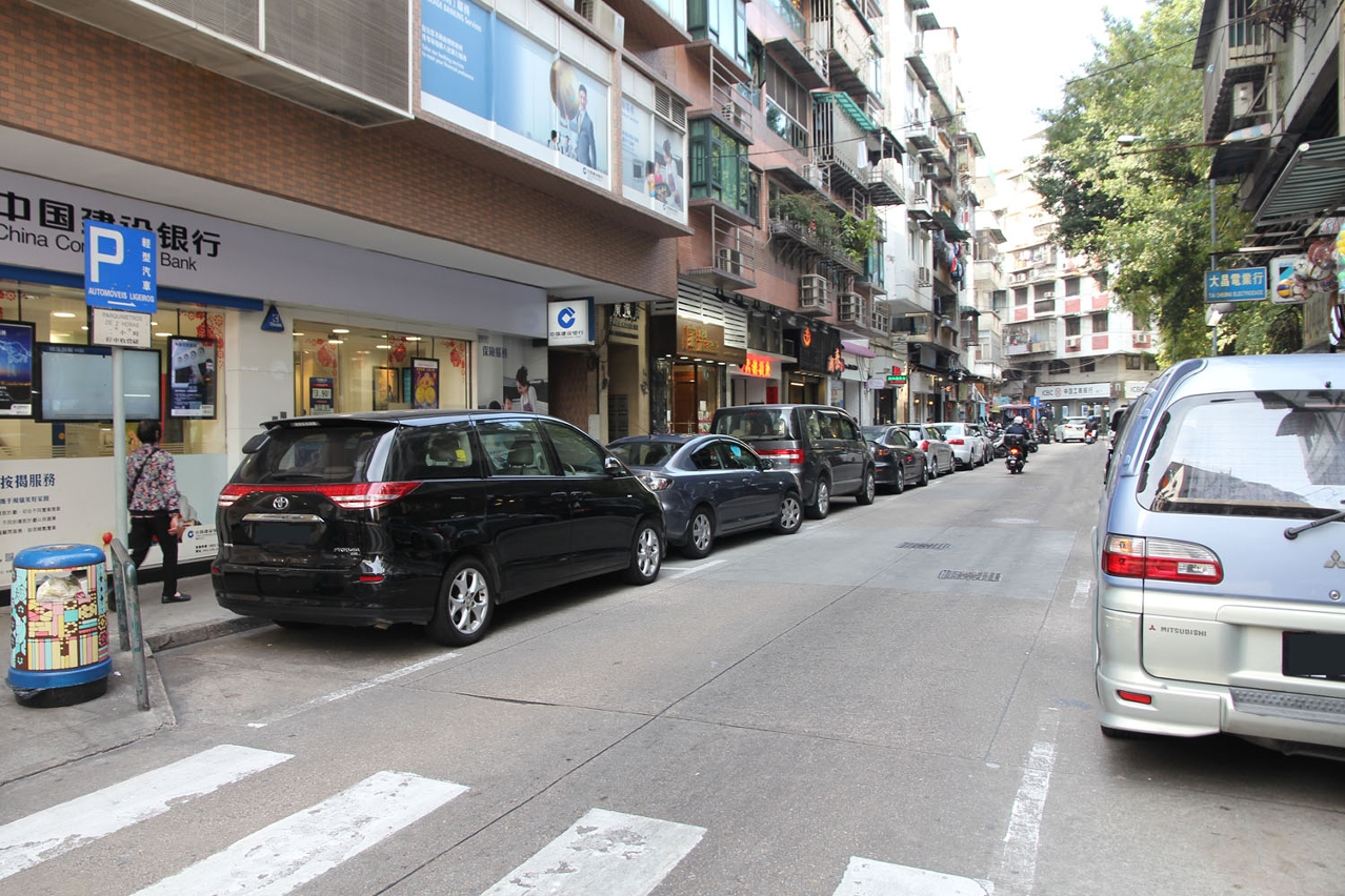 Irão ser instalados 21 parquímetros de 1 hora nos lugares de estacionamento na Estrada de Coelho do Amaral