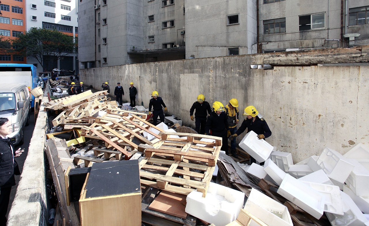 Acção interdepartamental governamental realizada hoje de reversão do terreno ilegalmente ocupado adjacente à Fase II do Edifício Industrial Chong Fong, sito na Avenida do Dr. Francisco Vieira Machado n.º 417.