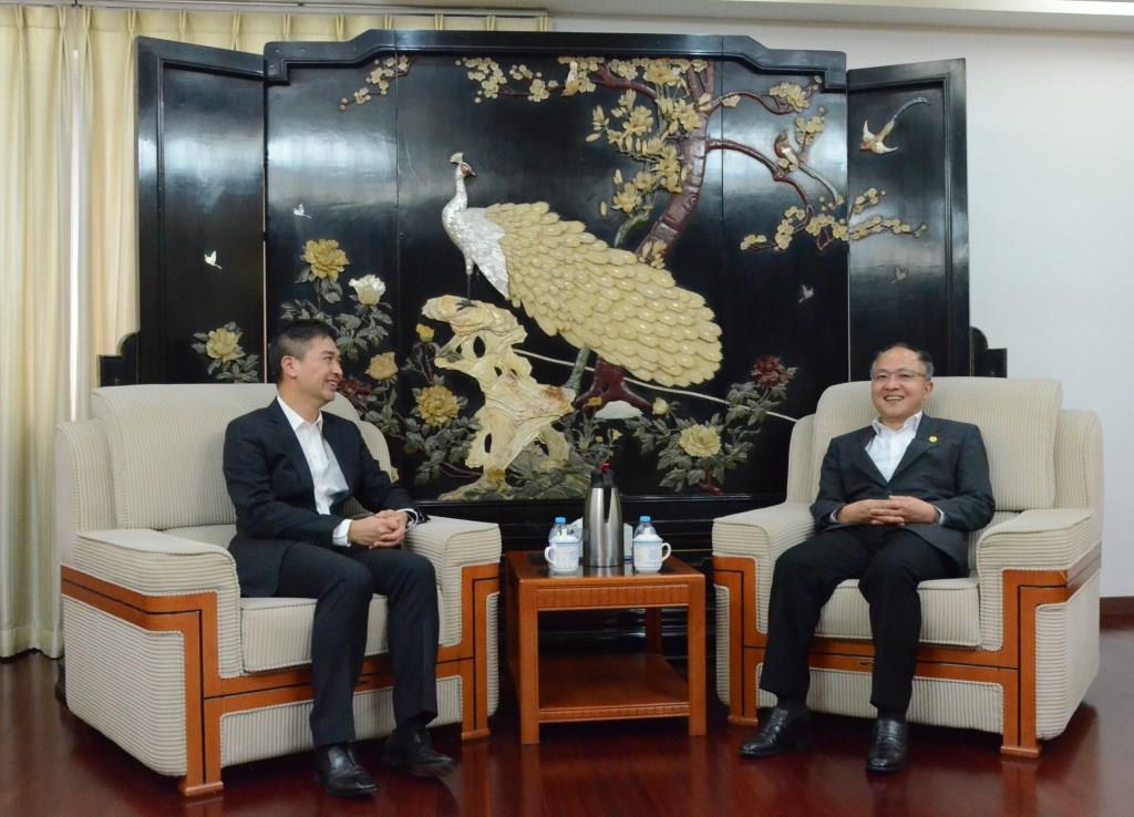 Encontro do Comissário da Auditoria, Ho Veng On, (à esquerda) com o Subchefe do Gabinete para os Assuntos de Hong Kong e Macau do Conselho do Estado, Wang Zhimin (à direita)