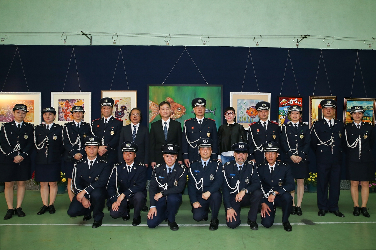 各領導與藝術作品展的警務人員合照
