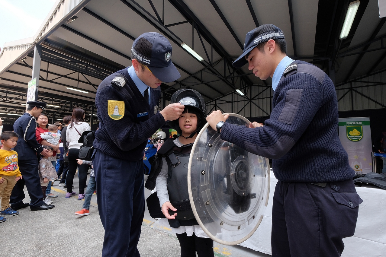 市民親身試戴警員裝備