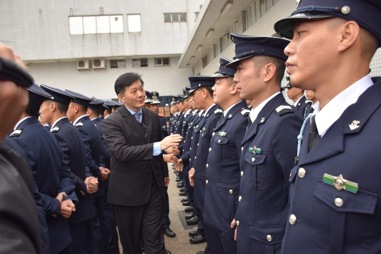 海關領導向晉升人員握手祝賀