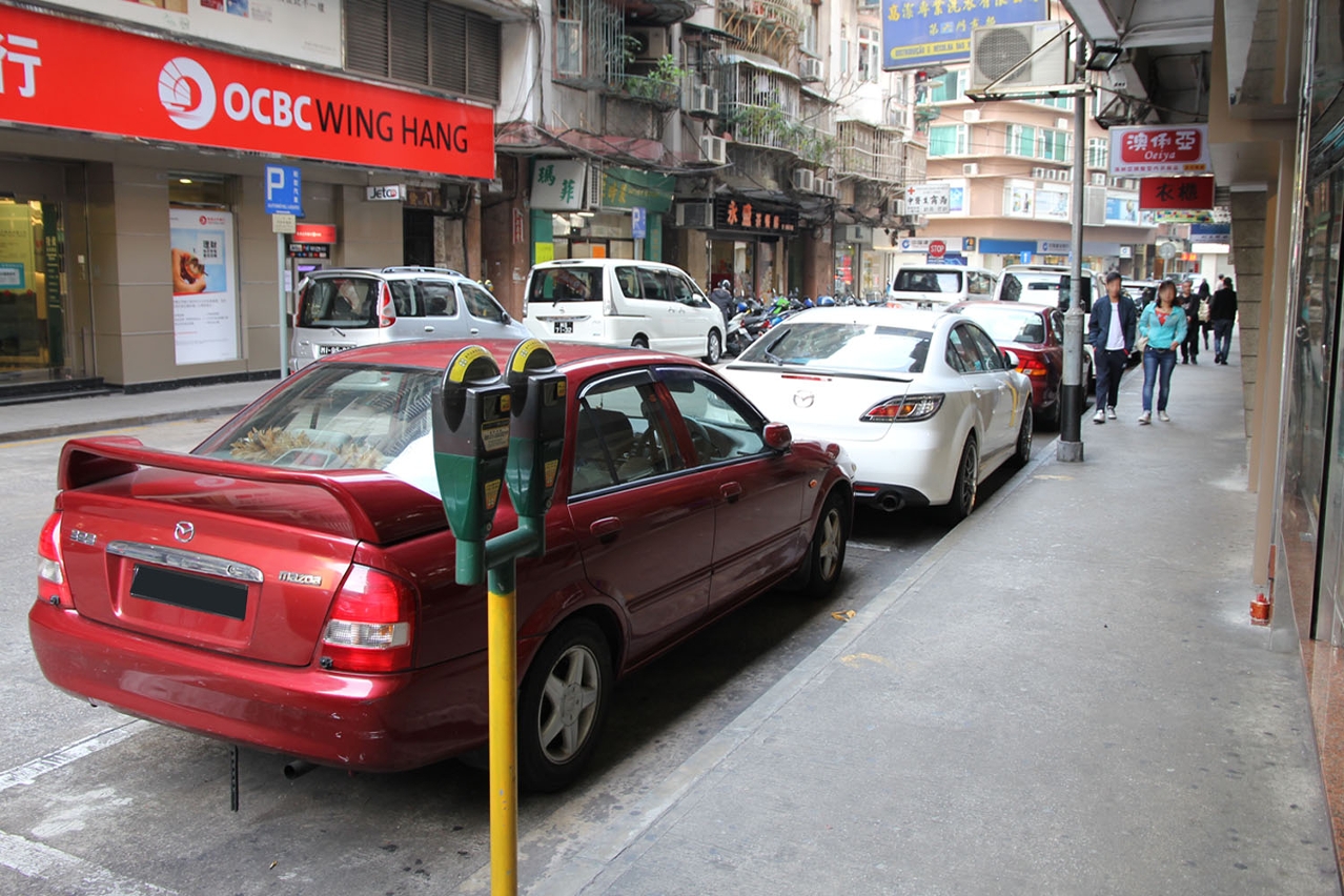 Com a instalação de parquímetros de 1 hora na Estrada de Adolfo Loureiro pretende-se aumentar a mobilidade de lugares de estacionamento